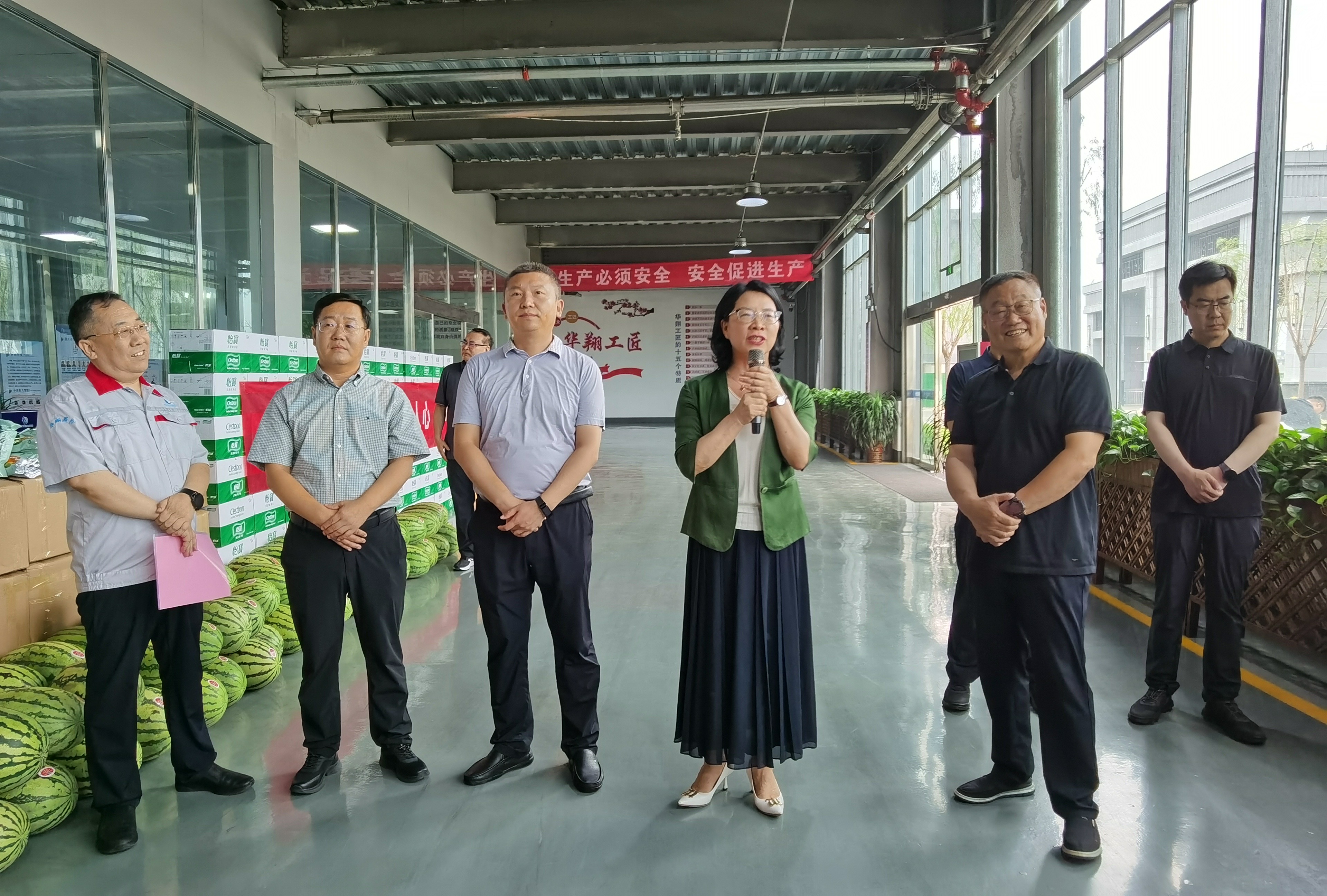 清涼慰問暖人心、凝心聚力鼓干勁